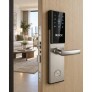 Fechadura digital DLock DL 1900 prata em porta de madeira de apartamento